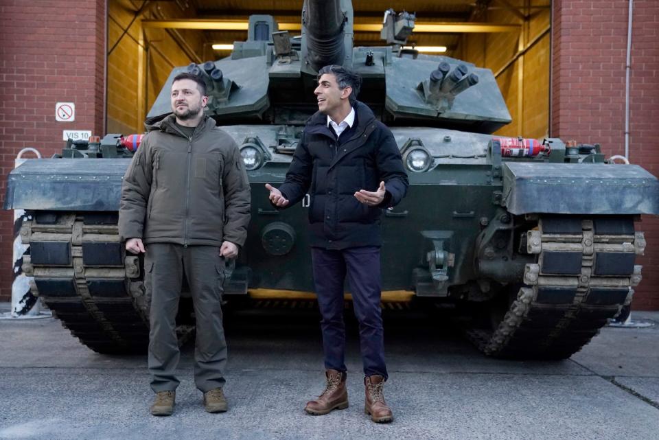 Der britische Premierminister Rishi Sunak und der ukrainische Präsident Volodymyr Zelensky treffen am 8. Februar 2023 in einer Militäreinrichtung in Lulworth, Dorset, England, auf ukrainische Truppen, die für die Steuerung von Challenger-2-Panzern ausgebildet werden. - Copyright: Andrew Matthews/Getty Images