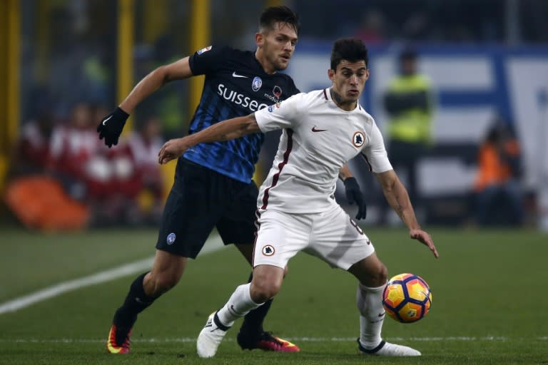 Atalanta's defender Rafael Toloi (L) fights for the ball with Roma's forward Diego Perotti during the Italian Serie A football match November 20, 2016