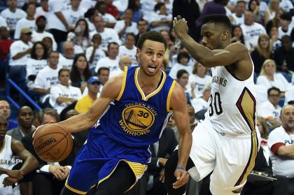 Stephen Curry drives to the basket against the Pelicans' Norris Cole on Saturday. (Getty)