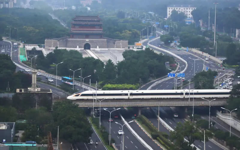 ▲中國高鐵過去使中國被塑成「基建狂魔」的形象，但隨著票價高漲，也戳破了「高鐵帶動商業」的幻象。（圖／美聯社／達志影像）