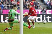 Soccer Football - Bayern Munich v Mainz - Bundesliga - Allianz Arena, Munich, Germany - 22/4/17 Bayern Munich's Thomas Muller in action with Mainz's Jannik Huth Reuters / Michaela Rehle Livepic