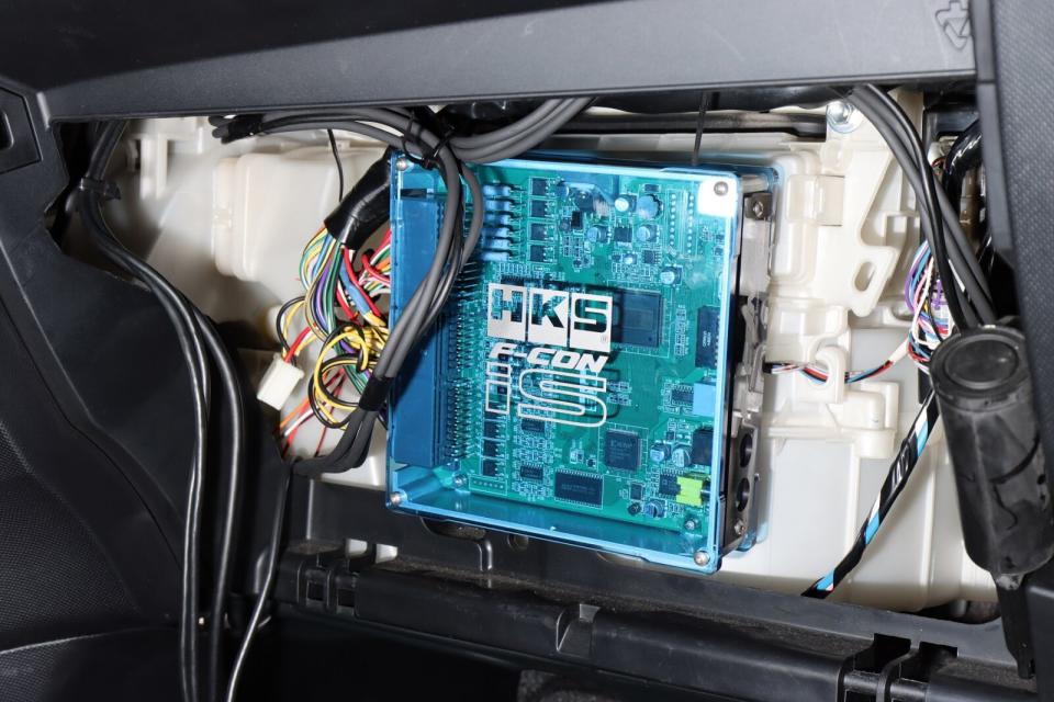 電腦調校部分採用HKS F-Con iS外掛電腦，這部電腦本身具備有對應原廠ECU電腦逆修正的功能，可以精準控制渦輪化後所需的噴油量與點火時間，對於引擎運作的順暢性與性能提昇升有關鍵性的地位。