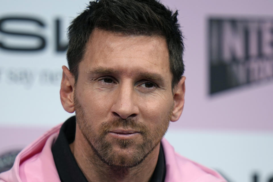 Lionel Messi del Inter Miami habla en conferencia de prensa en un hotel en Tokio antes del duelo de exhibición del miércoles de su equipo ante el Vissel Kobe el martes 6 de febrero del 2024. (AP Foto/Shuji Kajiyama)