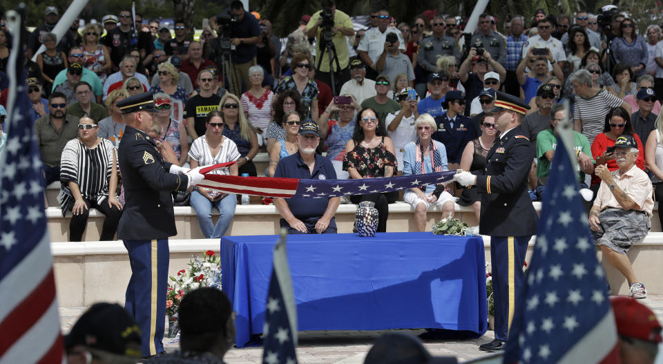 Guardia de honor pliega una bandera estadounidense durante un servicio funerario abierto para Edward K. Pearson (Foto AP / Chris O'Meara)