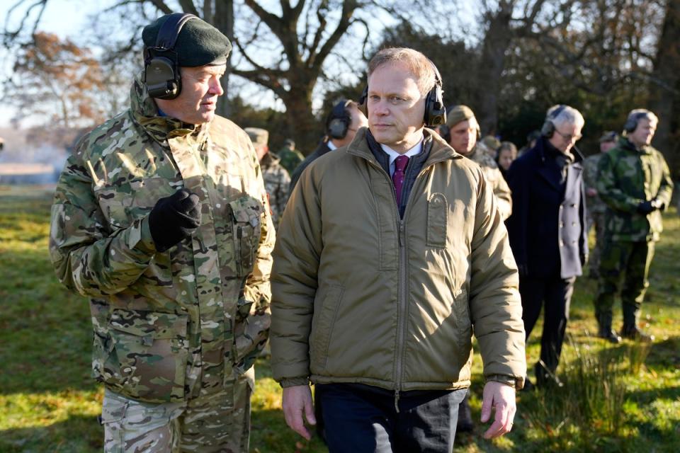 El ministro de Defensa del Reino Unido, Grant Shapps (derecha), conversa con Sanders durante una visita a un campo de entrenamiento en noviembre (Getty)