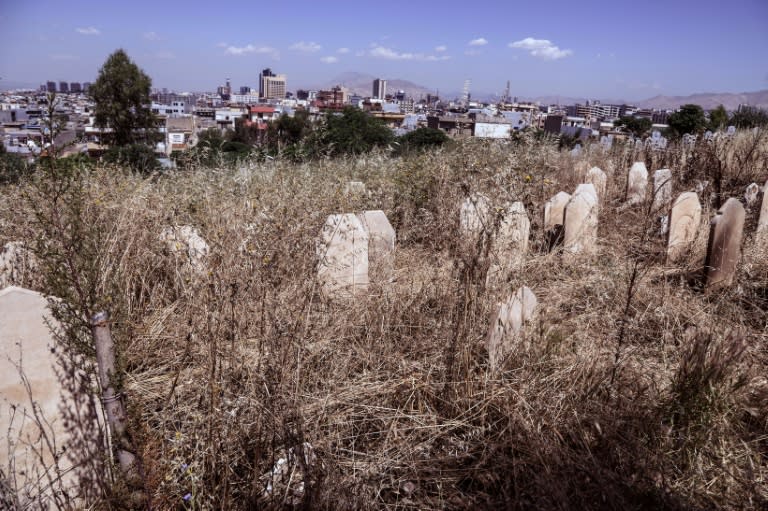 Estelas funerarias de víctimas de feminicidios, en el cementerio de Siwan, en Suleimaniya, en el Kurdistán iraquí, el 17 de mayo de 2024 (Shwan MOHAMMED)