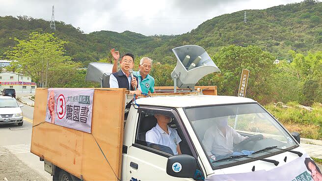 民進黨大武鄉長候選人蕭國書（右）由池上鄉長林建宏（左）陪同，12日啟動車隊掃街拜票。（蔡旻妤攝）