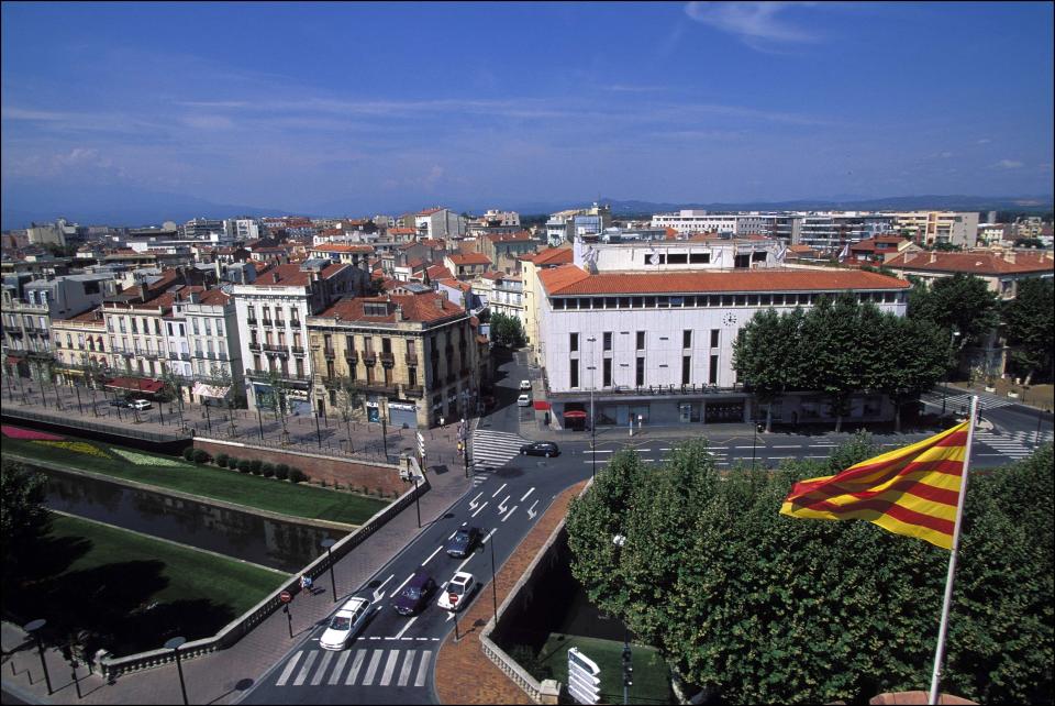 <p>La ciudad de Perpiñán es la capital de la región histórica del Rosellón, que perteneció a España hasta el Tratado de los Pirineos de 1659 con el que se puso fin a las hostilidades entre ambos países durante la Guerra de los Treinta Años y que continúa muy vinculada a Cataluña. De hecho, usa su misma bandera. (Foto: Alain Le Bot / Gamma-Rapho / Getty Images).</p> 