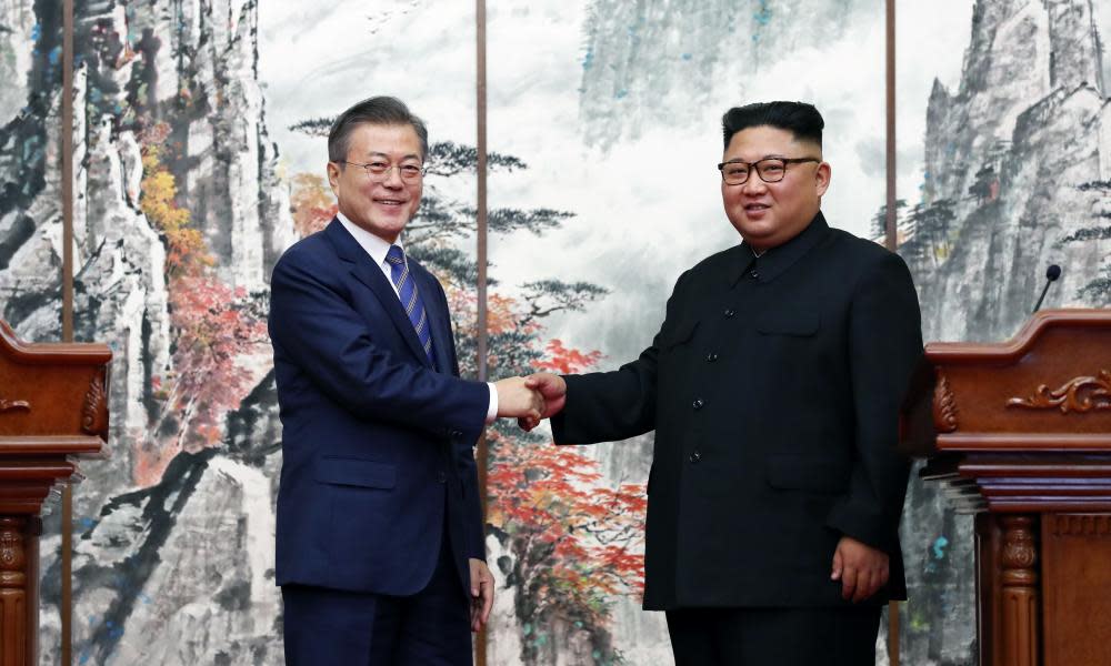 Moon Jae-in shakes hands with Kim Jong-in during a joint press conference in Pyongyang