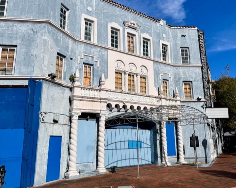 Coconut Grove Playhouse, un edificio histórico de 1927, lleva cerrado desde 2006.