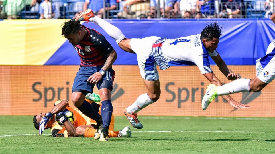 Dom Dwyer (14) and Panama's Jan Carlos Vargas' helped their teams battle to a standstill. (Getty)