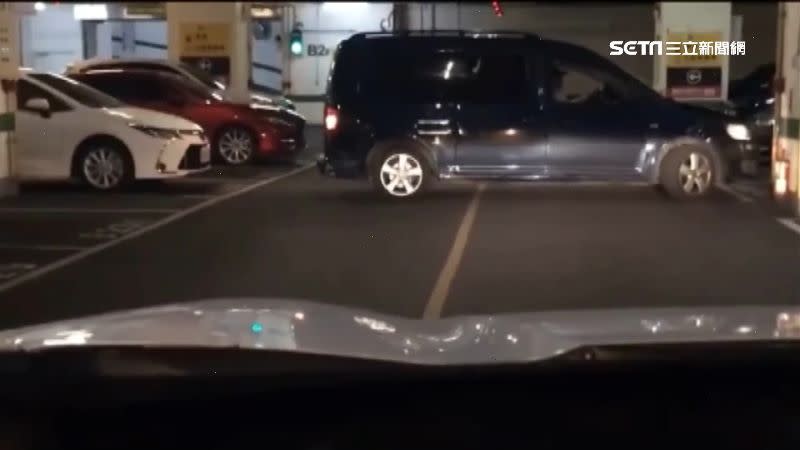 藍色廂型車不斷在車道上來回前進又後退。