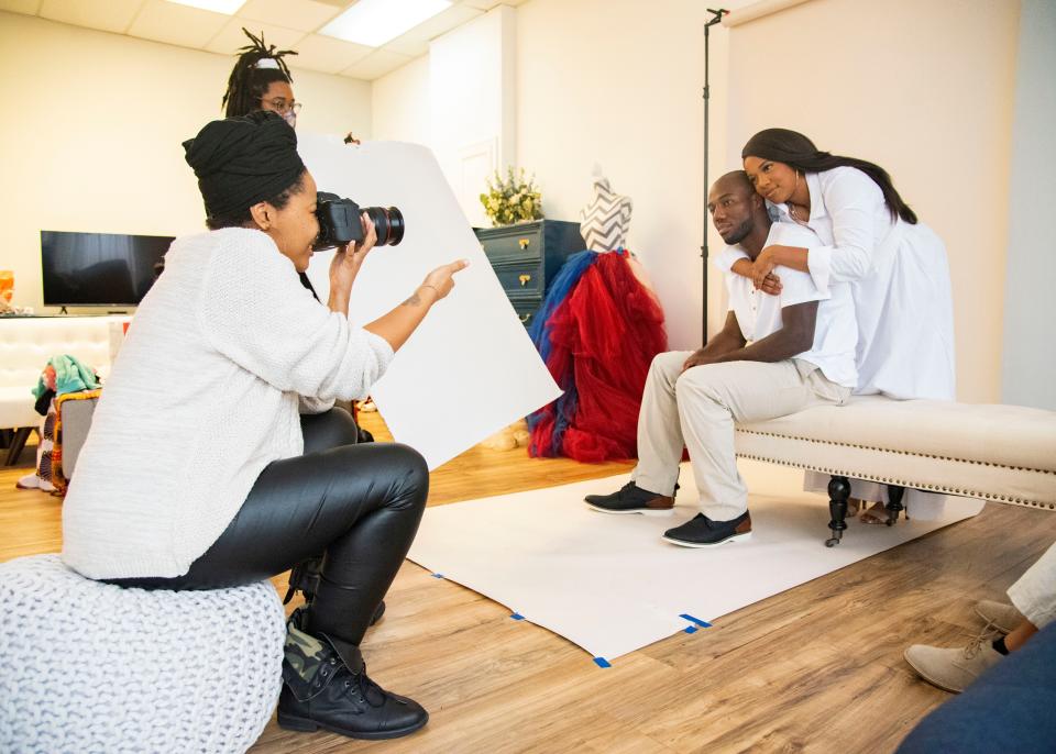 Photographer Jasmine Newton takes portraits of the Kindred family at Javon Renee Portraits in West Knoxville, TN on Saturday, Dec. 12, 2020. 