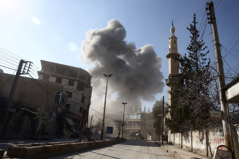 Des avions de combat ont bombardé vendredi l'enclave rebelle de la Ghouta orientale, dans l'est de la Syrie, pour le sixième jour consécutif, des frappes décrites par un témoin comme les pires de la série en cours. /Photo prise le 21 février 2018/REUTERS/Bassam Khabieh