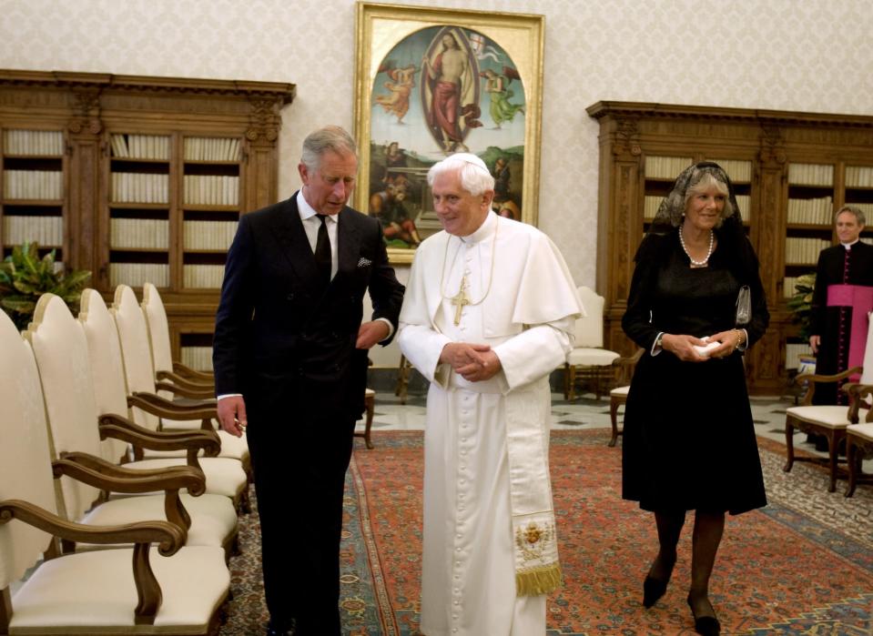 Le prince Charles et le pape Benoît XVI en 2009 au Vatican. - CHRIS HELGREN / POOL / AFP
