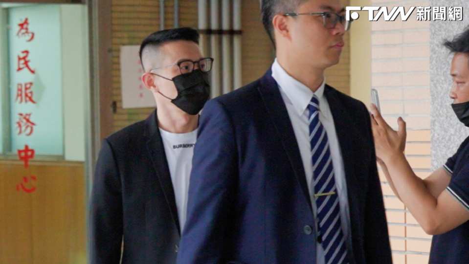 新北地院今日下午重開羈押庭，郭哲敏（左）在律師陪同下出庭，面對現場記者不發一語。（圖／陳品蓉攝）