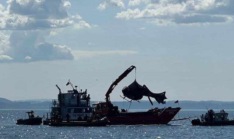 El helicóptero de Sebastián Piñera fue sacado este sábado del fondo del lago Ranco. (Handout / Chilean Prosecutor's Office / AFP)