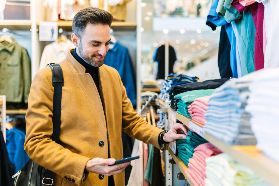 Buscar artículos y comparar precios, puede ser una vía de entretenimiento y brinda una sensación de bienestar. (Getty Creative)