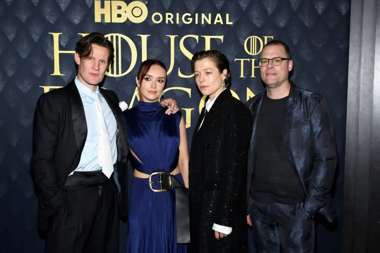 (I-D) los actores Matt Smith, Olivia Cooke y Emma D’Arcy junto al al productor ejecutivo de la serie Casa del Dragón asisten al estreno de la segunda temporada en Hammerstein Ballroom, en Nueva York, el 3 de junio de 2024 (Jamie McCarthy)