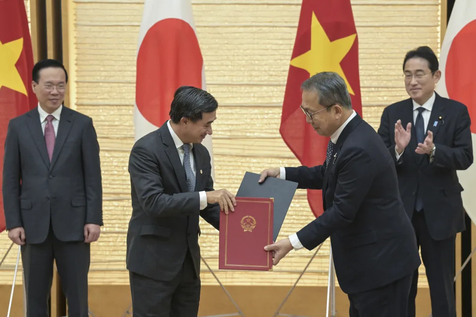 Vietnam's President Vo Van Thuong, rear left, and Japan's Prime Minister Fumio Kishida, rear right, attend a document exchange ceremony between the two countries after their meeting at the prime minister's official residence in Tokyo, Japan, Monday, Nov. 27, 2023. (Richard A. Brooks/Pool Photo via AP)