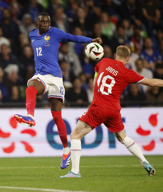 Randal Kolo Muani de Francia en acción con Laurent Jans de Luxemburgo durante un partido amistoso entre Francia y Luxemburgo en el Stade Municipal Saint Symphorie, Metz, Francia