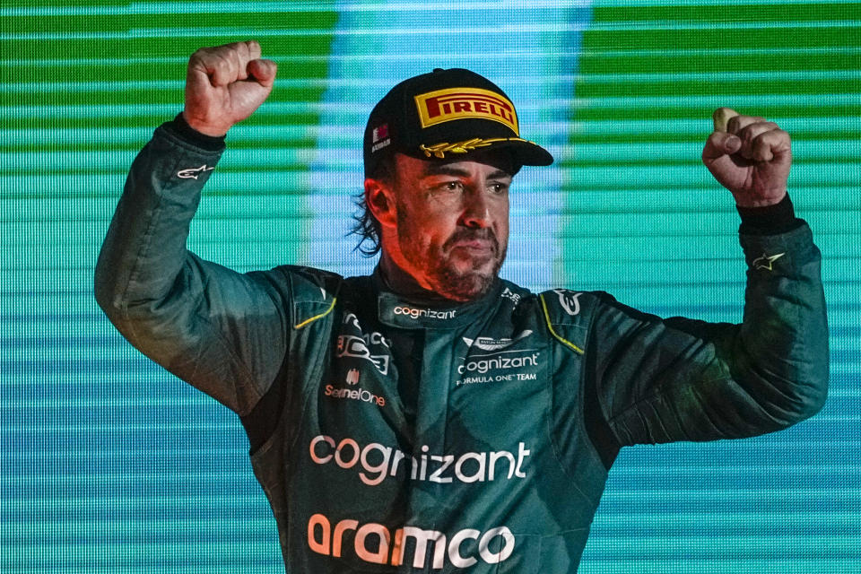 El piloto de Aston Martin Fernando Alonso tras quedar tercero en el Gran Premio de Bahréin, el domingo 5 de marzo de 2023. (AP Foto/Ariel Schalit)