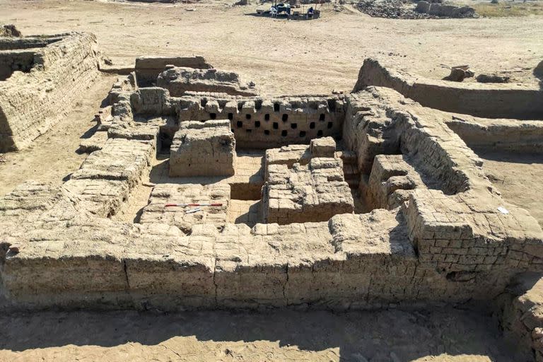 Esta imagen distribuida por el Ministerio de Antigüedades de Egipto el 24 de enero de 2023 muestra una vista de una excavación de una "ciudad residencial completa de la era romana" de 1.800 años de antigüedad en el corazón de la ciudad sureña de Luxor