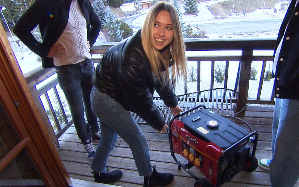Für den Notfall gerüstet: Shania legt Hand an den Stromgenerator.  (Bild: RTLZWEI / Geiss TV)