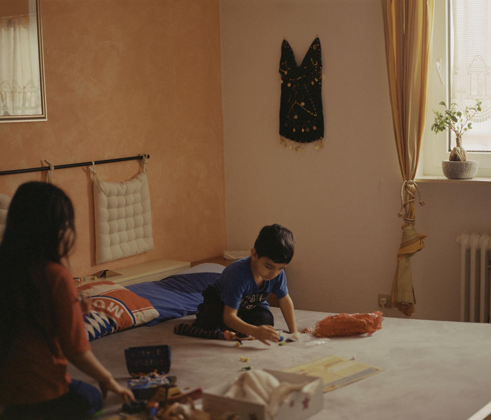 Saber, six, and Sheelan, eight, playing on the bed.<span class="copyright">Tori Ferenc—INSTITUTE for TIME</span>