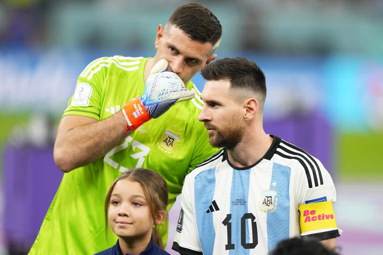 Emiliano Dibu Martínez y Lionel Messi durante el partido entre Argentina y Croacia; dos líderes del equipo
