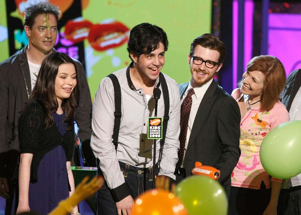 Miranda Cosgrove, Josh Peck, Drake Bell and Nancy Sullivan accept the Favorite TV Show award for “Drake & Josh” from Brendan Fraser . (Photo by Kevin Winter/Getty Images for Nickelodeon)