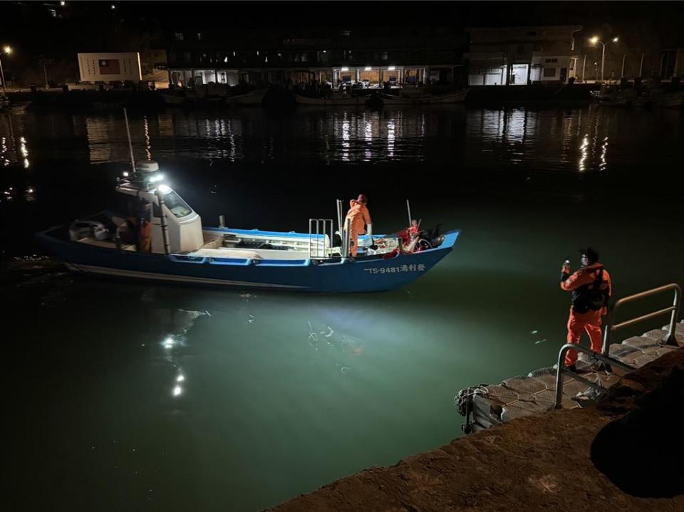 國民黨立委陳玉珍表示，今晚因外海風浪大、夜間接人危險，改明早再接吳姓釣客返回金門。（于家麒攝）