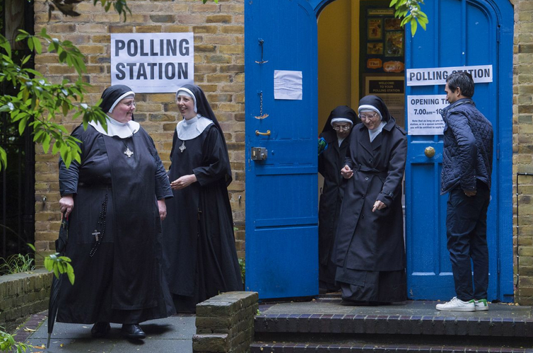 Heiliger Bimbam! Nonnen verlassen nach ihrer Stimmabgabe ein Wahllokal in London. (Bild: EPA/Hannah McKay)