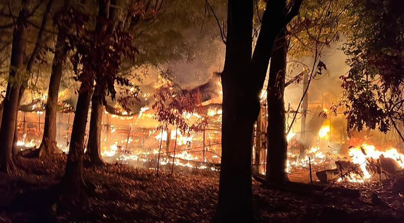 ▲台南某處雞舍今（9）日晚間驚傳火警，火勢面積超過250平公公尺。（圖／翻攝畫面）
