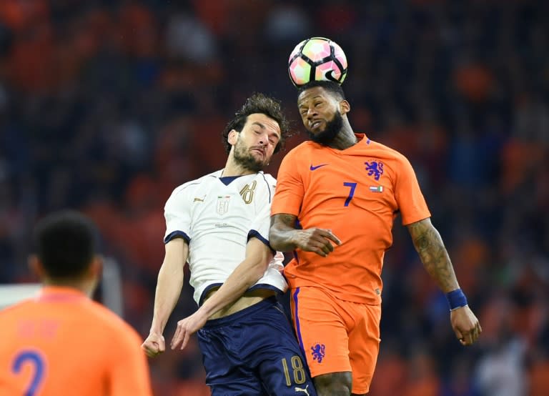 Italy's Marco Parolo (L) vies with Netherlands' Jeremain Lens (R) during the Friendly football match between Netherlands and Italy at the Arena Stadium, on March 28, 2017 in Amsterdam