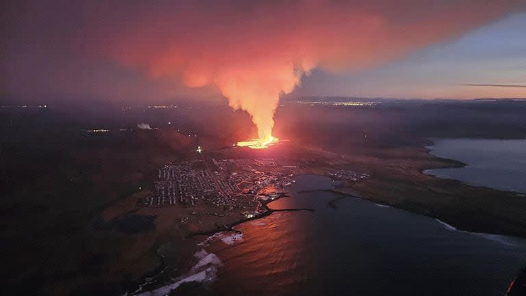 Islandia: las impresionantes imágenes del río de lava que recorre un pueblo en el suroeste