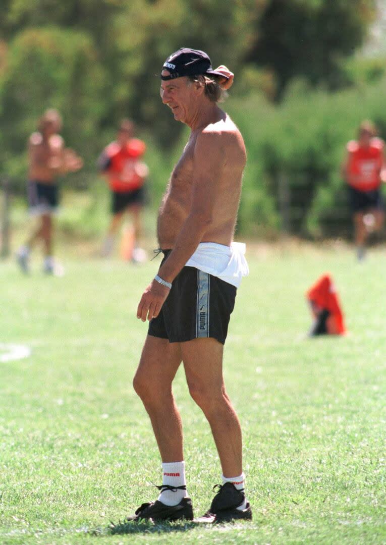 Menotti y su plantel, en un entrenamiento de verano, en 1999