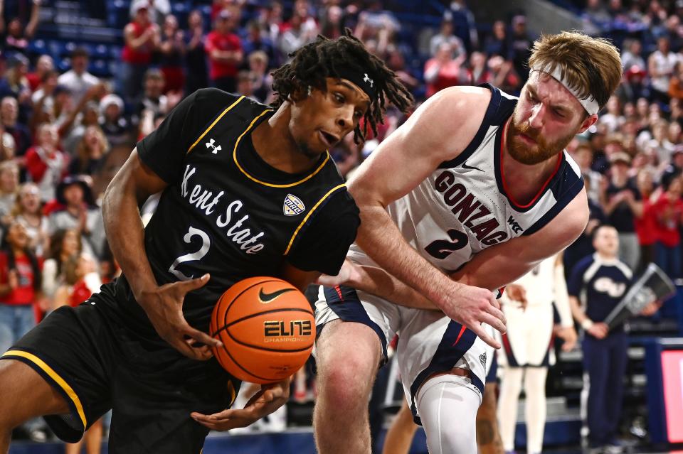 Kent State's Malique Jacobs (left) tries to save the ball from going out of bounds against Gonzaga's Drew Timme in the second half at McCarthey Athletic Center. Gonzaga won the game, 73-66.