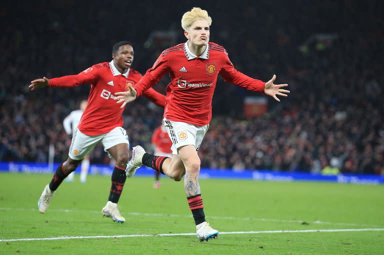 Alejandro Garncaho festeja su gol clave para que Manchester United avance en la FA Cup