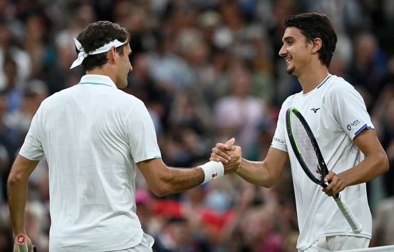 El saludo y el reconocimiento de Lorenzo Sonego para Roger Federer; el suizo jugó en gran forma y mejora de cara a las etapas más importantes