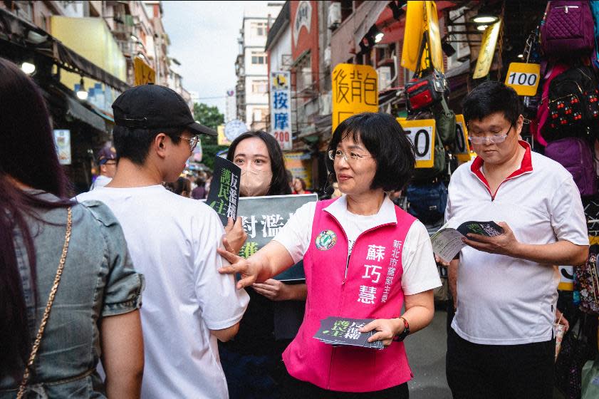 快新聞／反擴權法動起來！蘇巧慧親率綠營新北黨部　街頭宣講阻藍白強推惡法