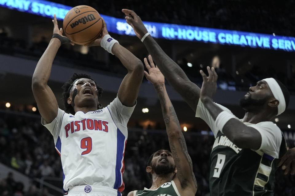 Detroit Pistons' Ausar Thompson shoots over Milwaukee Bucks' Bobby Portis during the second half of an NBA basketball game Saturday, Dec. 16, 2023, in Milwaukee. (AP Photo/Morry Gash)