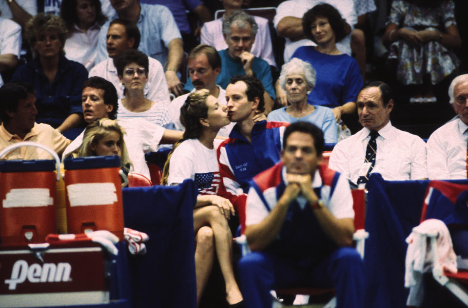 John McEnroe et son épouse Tatum O'Neal lors de la Coupe Davis le 6 avril 1989 à San Diego, Etats-Unis. (Photo by Manuela DUPONT/Gamma-Rapho via Getty Images)