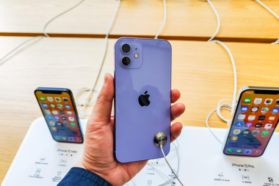 El nuevo iPhone que lanzará en las próximas semanas Apple mantendrá el mismo diseño que la versión 12. (Foto: Wang Gang/VCG via Getty Images)