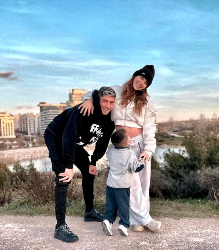 Fede Valverde y Mina Bonino junto a su hijo