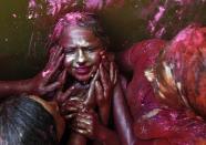 La vida también es muy diferente para las niñas según sean de uno u otro lugar. En la India, en la ciudad de Chennai, se celebra el Holi, también llamado Festival de Colores. Para demostrar lo contentas que están por la llegada del buen tiempo, unas se embadurnan a otras con pinturas de tonos llamativos. (REUTERS/Babu)