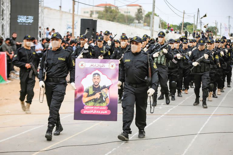 Militantes palestinos del movimiento Jihad Islámica participan en un desfile militar antiisraelí con motivo del 36º aniversario de la fundación del movimiento en la Ciudad de Gaza.