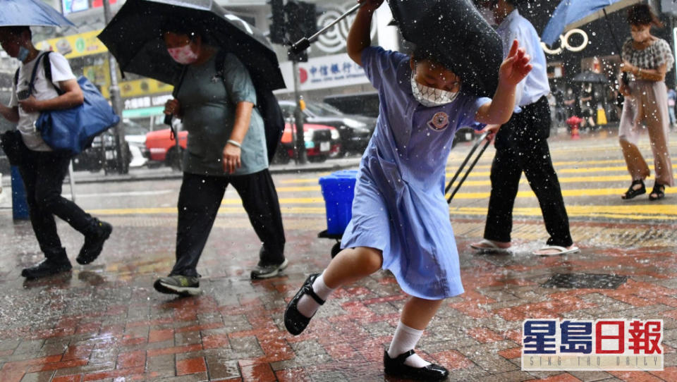 高溫觸發的驟雨及雷暴正影響本港，部分地區雨勢可能較大。