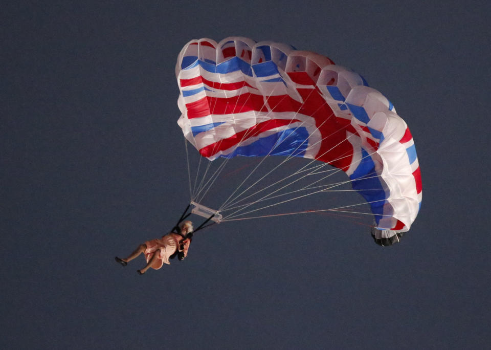 Un actor interpretando el papel de la reina Isabel de Gran Bretaña se lanza en paracaídas desde un helicóptero durante la ceremonia inaugural de los Juegos Olímpicos de Londres 2012. (Reuters)