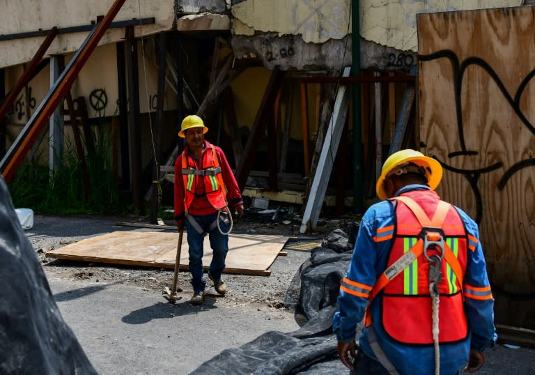 Workers preprare to demolish Enrique Rebsamen elementary school in Mexico city, on August 20, 2018.The school collapsed during the earthquake on september 19 2018, killing 19 children and seven adults